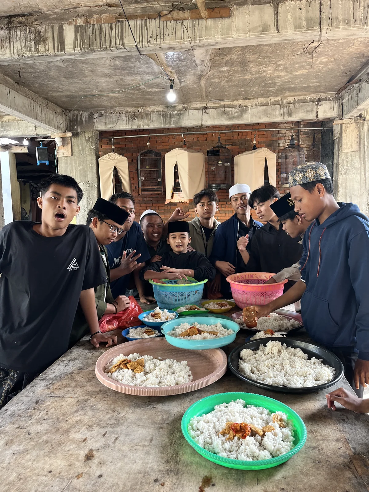 Santri sedang makan bersama